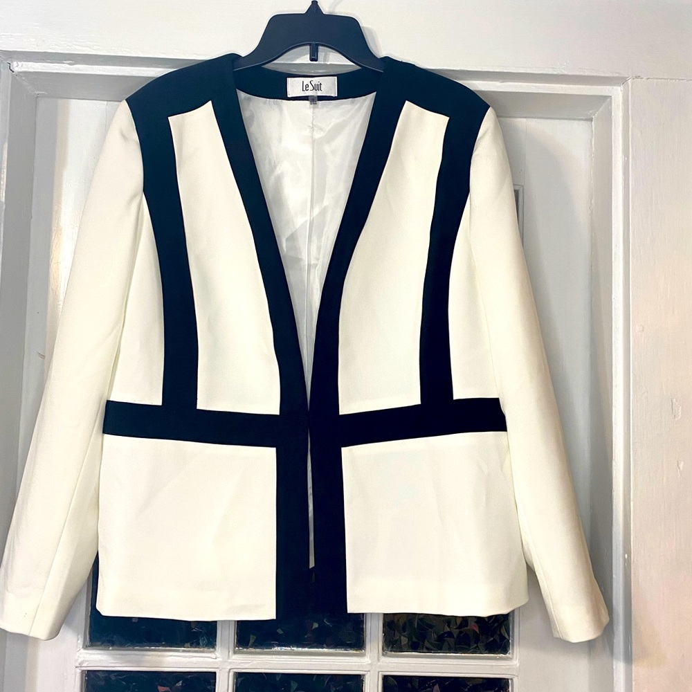 Beautiful black and white structured blazer with hook&eye closure